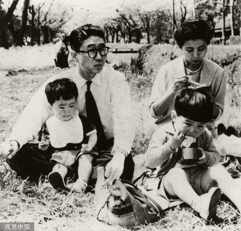 ▲▼日本前首相安倍晉三坐在父親安倍晉太郎腿上，身旁是母親安倍洋子與哥哥安倍寬信。（圖／CFP）