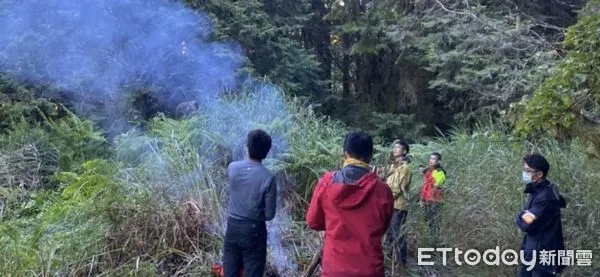 ▲搜救人員攻頂搜救。（圖／花蓮消防局提供）