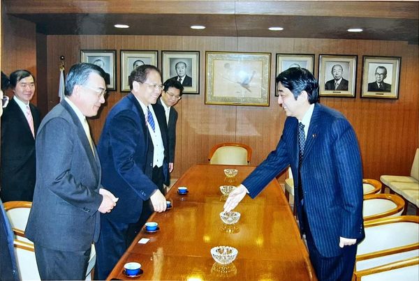 ▲▼安倍晉三2005年與游錫堃見面。（圖／翻攝自游錫堃臉書）