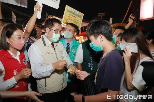 ▲台南市長黃偉哲8日晚上特地前往東區大東夜市，舉辦全國首創的夜間農產市集，並發放每份面額50元的夜市促銷券，邀大家來台南吃美味芒果逛夜市。（圖／記者林悅翻攝，下同）