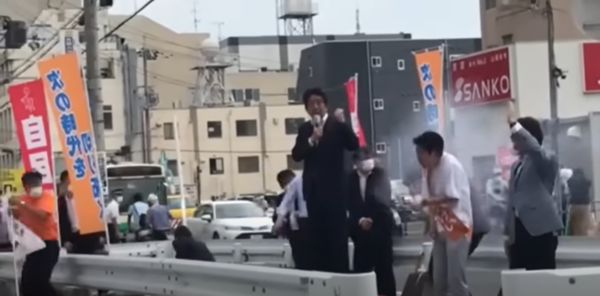 ▲▼安倍槍擊「近距離視角」影片曝光　槍響後「緩緩回頭」捂胸倒地。（圖／翻攝自YouTube／ぼっちじゃないトレーニー）