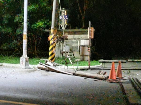 ▲槽車扯斷溪湖糖廠小火車平交道電桿。（圖／何炳樺提供）