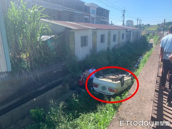 ▲高雄大樹區發生車禍，一輛車就摔進了水溝當中，曾姓女子被救出，頭部流血             。（圖／記者吳奕靖翻攝）