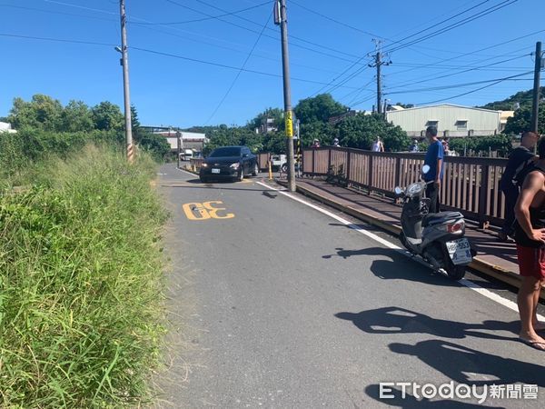 ▲高雄大樹區發生車禍，一輛車就摔進了水溝當中，曾姓女子被救出，頭部流血             。（圖／記者吳奕靖翻攝）