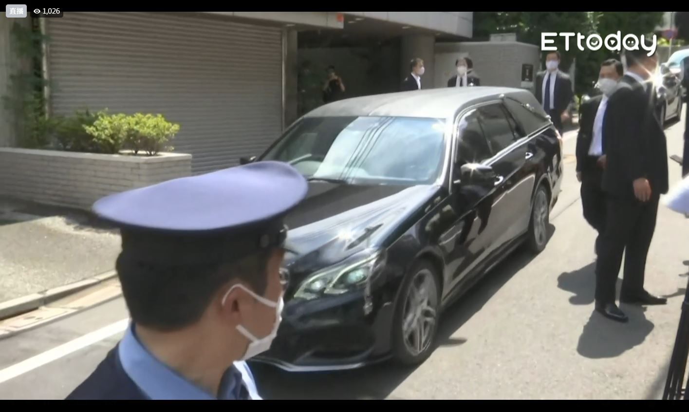 ▲▼安倍晉三靈車抵達東京住家。（圖／翻攝自AP直播）