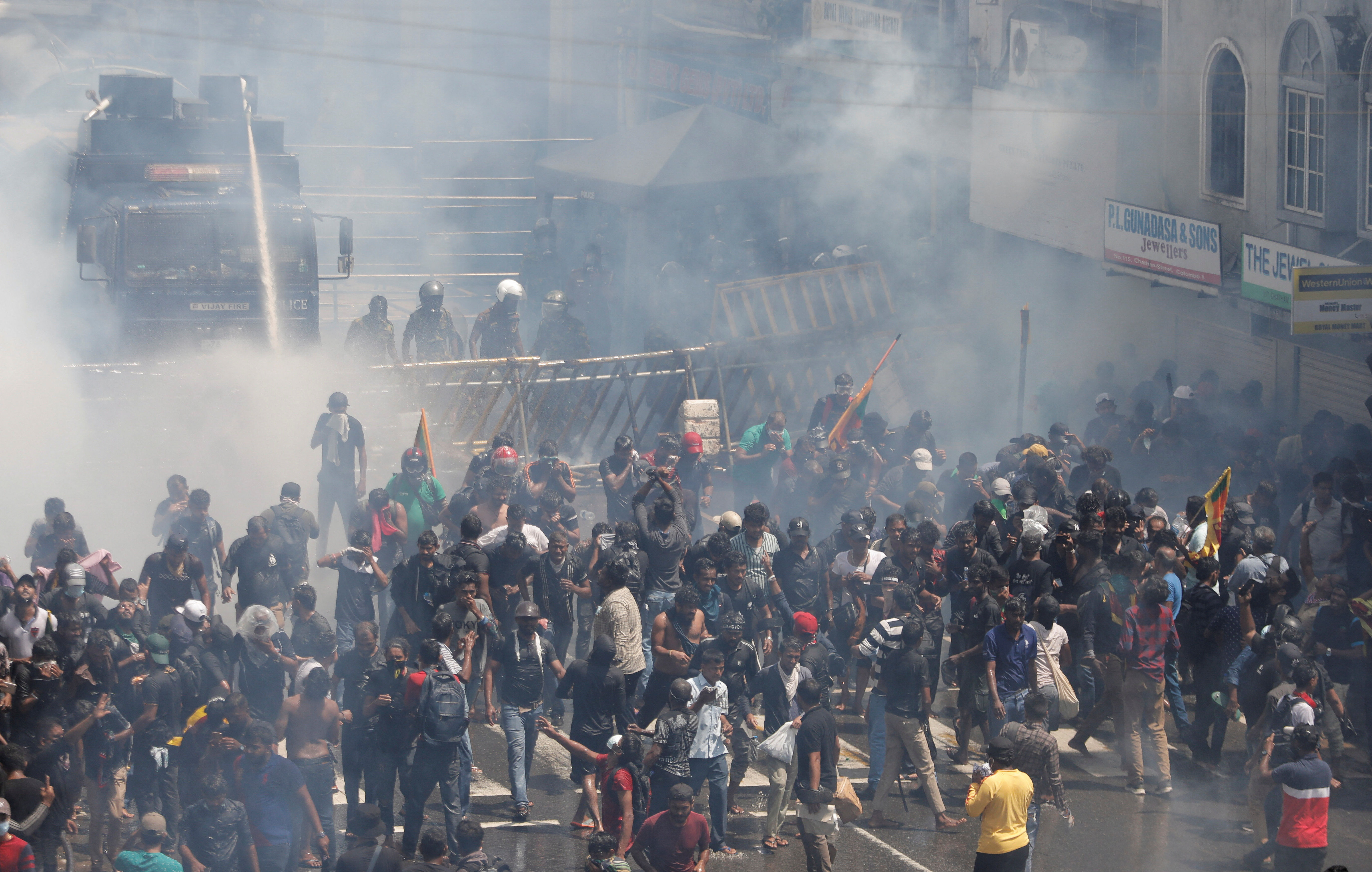 ▲▼ 斯里蘭卡示威者包圍總統官邸，警方動用催淚瓦斯及水炮驅離。（圖／路透）