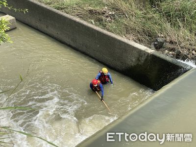 8人嘉義三疊溪橋下捕魚...橡皮艇潛水人員搜救　38歲男子被救起明顯死亡