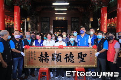 選前來參拜後成六都唯一女市長 盧秀燕贈匾太和宮「聖德顯赫」