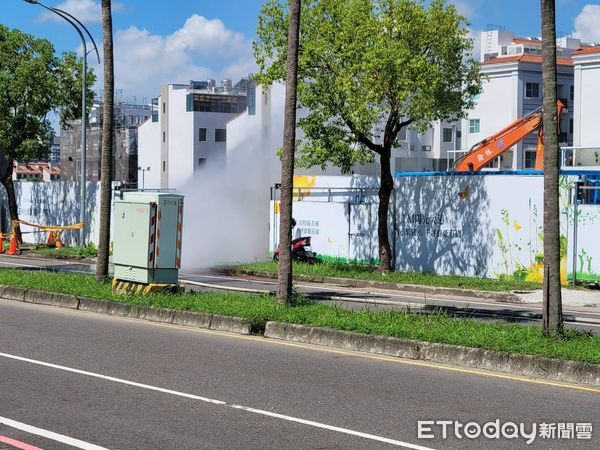 ▲台南善化區小新國小對面工地，上午發生施工不慎挖破瓦斯管路，造成大量瓦斯外洩，善化分局警方在場戒護，消防人員則灑水防護，暫無安全之虞。（圖／記者林悅翻攝，下同）