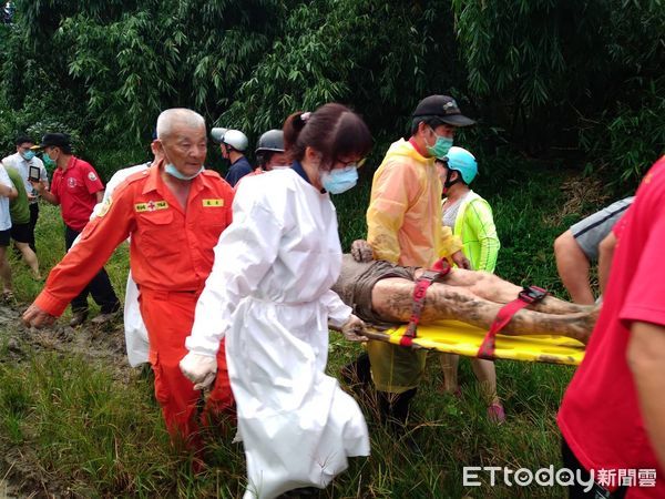 ▲▼  嘉義大林老翁外出失蹤最後被發現受困泥濘產業道路 。（圖／記者翁伊森翻攝）