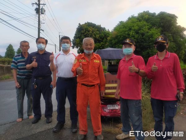 ▲▼  嘉義大林老翁外出失蹤最後被發現受困泥濘產業道路 。（圖／記者翁伊森翻攝）