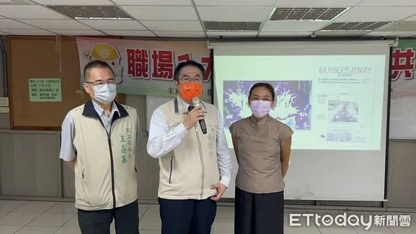 ▲台南市勞工局9日特別邀請藝姿舞集團長郭玲娟，分享「我的舞蹈人生」，長黃偉哲百忙之中親臨會場對郭團長表示感謝。（圖／記者林悅翻攝，下同）