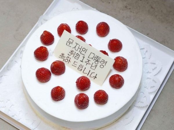 ▲▼文在寅就任一周年時，安倍晉三曾送上草莓蛋糕祝賀。（圖／翻攝自南韓青瓦台）