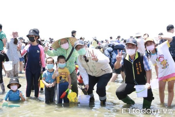 ▲「2022台南七股海鮮節」在七股區六孔碼頭盛大開幕，市長黃偉哲與大小朋友一起體驗挖文蛤，並與地方民代等人熱情歡迎全國朋友夏季消暑衝台南。（圖／記者林悅翻攝，下同）