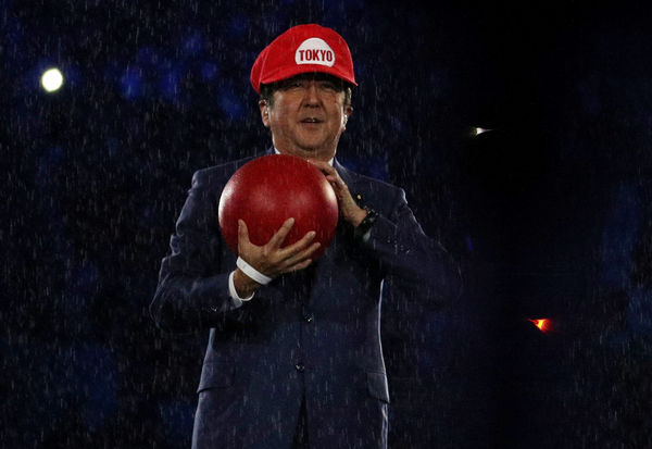 ▲▼前日本首相安倍晉三曾在2016年里約奧運的閉幕式上，以「馬力歐」裝扮亮相。（圖／路透）
