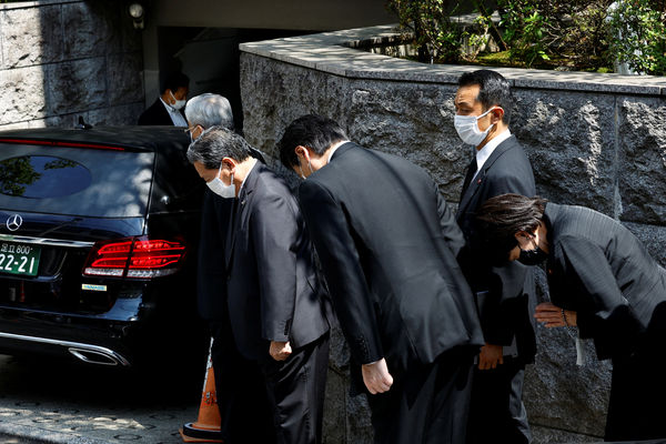 ▲▼日本前首相安倍晉三遺體的車輛抵達他在東京的住所。（圖／路透）