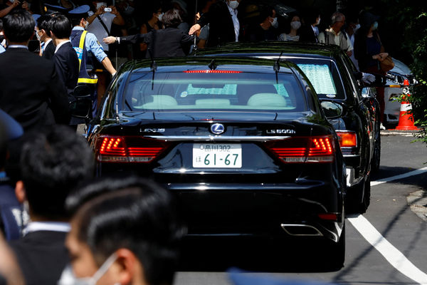 ▲▼日本前首相安倍晉三遺體的車輛抵達他在東京的住所。（圖／路透）