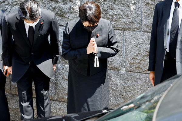 ▲▼日本前首相安倍晉三遺體的車輛抵達他在東京的住所。（圖／路透）