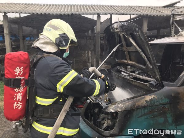 ▲自小貨車2度起火燃燒。（圖／記者唐詠絮翻攝）