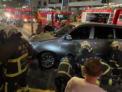 出事了阿北！躺停車場入口遭車輾過　土城爛醉男卡車底哀嚎