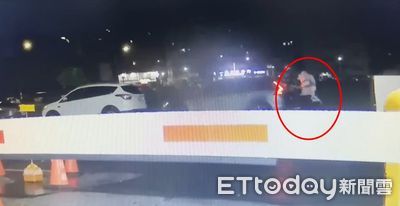 疑女子遭蓋白布擄走！民眾目睹急報案　爆笑真相曝光警傻眼了