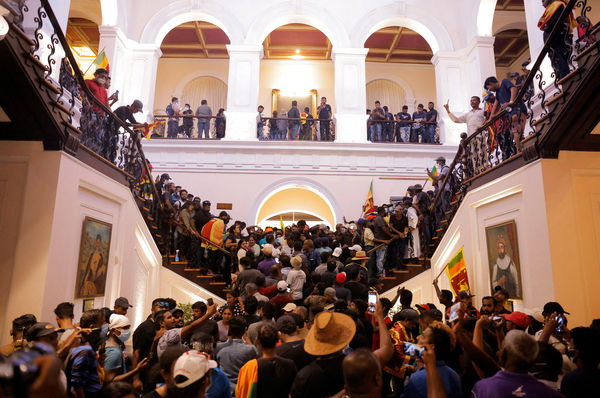 ▲▼斯里蘭卡總統戈塔巴耶．拉賈帕克薩逃亡後，示威者在總統府內抗議。（圖／路透）