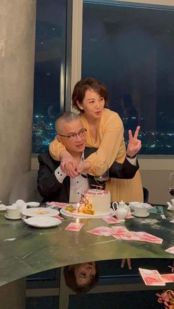 ▲▼郁方曬老公床照慶結婚16周年。（圖／翻攝自臉書／郁方）