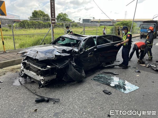 ▲國4傳離奇車禍！賓士E300衝破5層樓高橋墩墜地車　駕駛拋飛昏迷送醫。（圖／民眾提供）