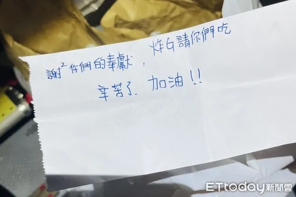 ▲▼昨日澎湖有2名遊客突發意外，負責澎湖緊急醫療後送服務的凌天航空組員因而忙翻，沒時間吃晚餐，結果高雄同仁送來的餐點中竟有民眾的感謝紙條。（圖／記者林洋翻攝）