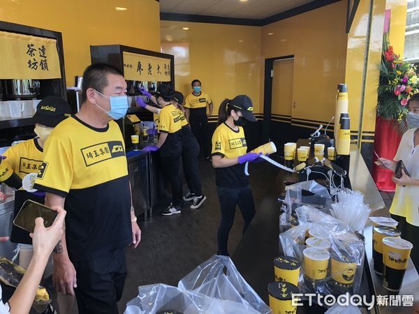 ▲▼台灣賽車教父廖老大旗下飲料店旗艦店今日開幕。（圖／記者許權毅拍攝）