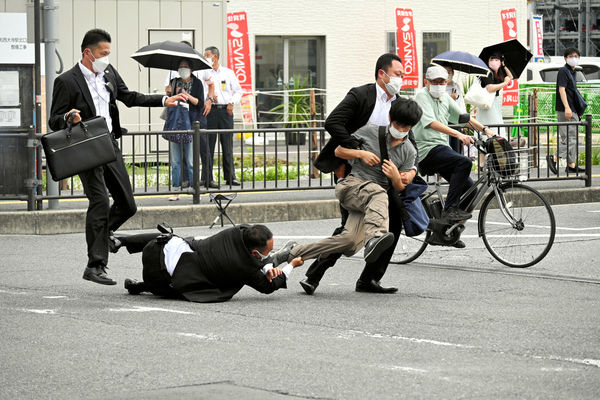 ▲▼山上徹也槍殺安倍後遭壓制。（圖／路透）