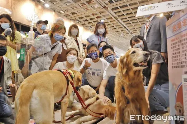 ▲蔣萬安參觀寵物用品展。（圖／蔣萬安辦公室提供）