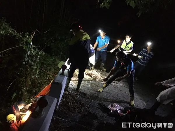 ▲▼彰化楊姓駕駛疑似路況不熟，駕小貨車在馬拉邦山區衝破護欄，摔落15米深山坡。（圖／記者蔡文淵翻攝）