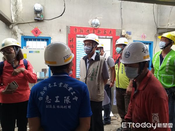 ▲台南市勞工局「做工行善團」修繕志工替弱勢圓夢，10日油漆志工前往安南區協助弱勢家庭粉刷美化。（圖／記者林悅翻攝，下同）