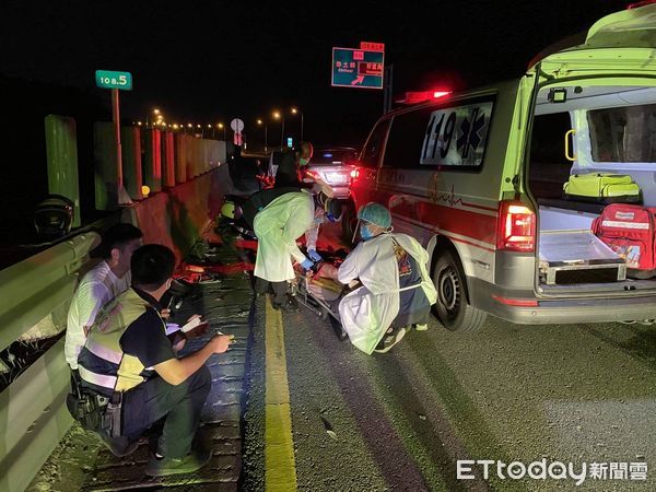 ▲▼機車女騎士誤信導航，逆向騎上西濱公路快車道，與汽車擦撞，骨折送醫。（圖／記者蔡文淵翻攝）