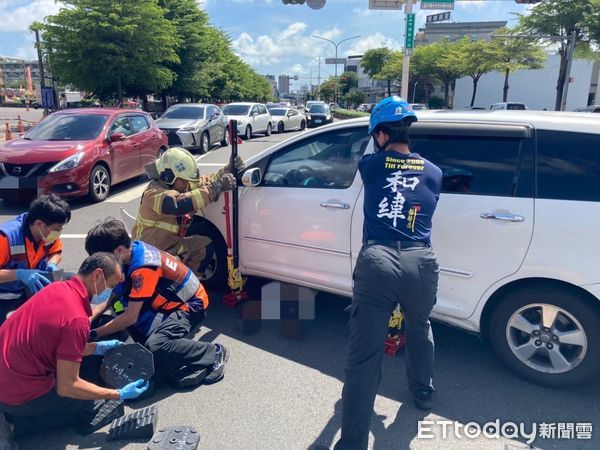 ▲▼台南1名19歲女騎士與轎車發生車禍，遭壓車底幸好無生命危險。（圖／記者林悅翻攝）