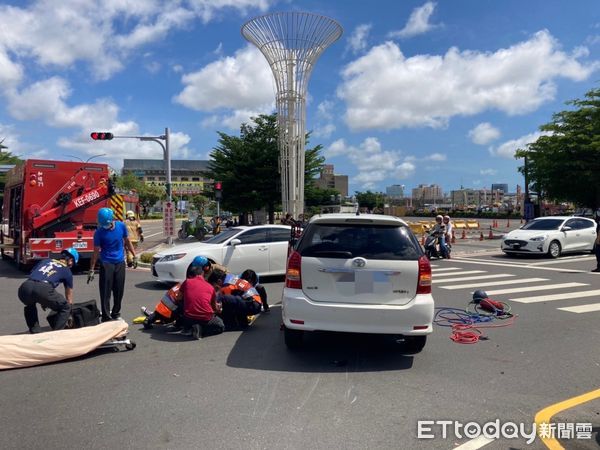 ▲▼台南1名19歲女騎士與轎車發生車禍，遭壓車底幸好無生命危險。（圖／記者林悅翻攝）