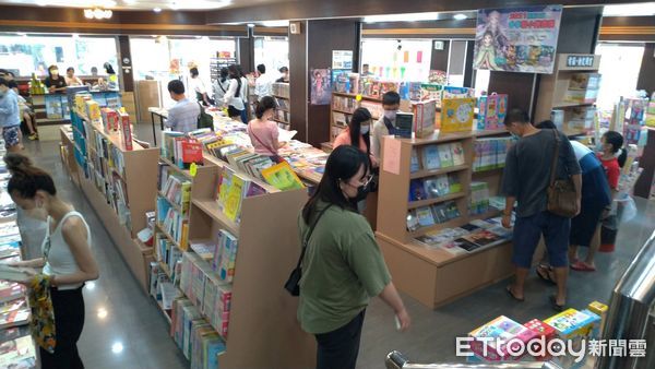 ▲▼草屯三省堂書店即將歇業並推出清優惠方案，吸引不少民眾把握時間前往選購、懷舊。（圖／記者高堂堯攝）