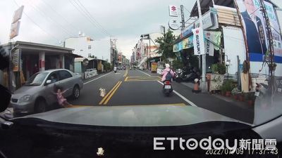 女童衝馬路沒在看!三度閃過死神 撞轎車轉圈倒地超驚嚇
