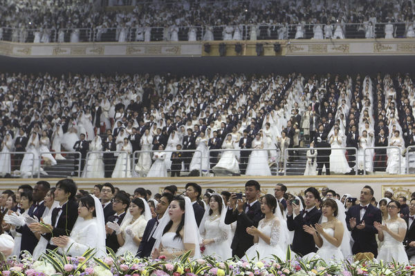 ▲▼發源自南韓的「統一教」以集體結婚儀式聞名，2020年2月不畏新冠疫情，照常舉行。（圖／達志影像／美聯社）