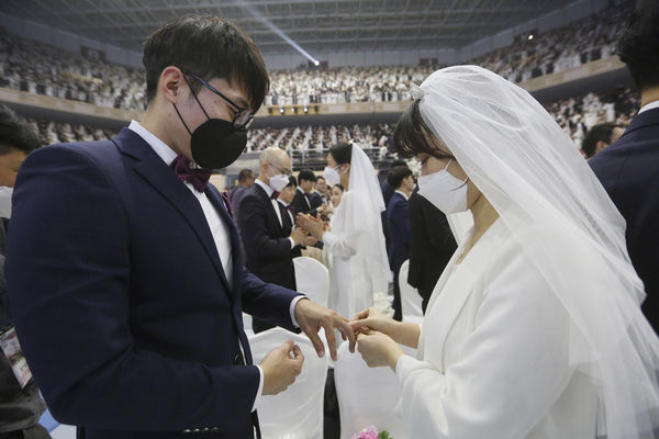 ▲▼發源自南韓的「統一教」以集體結婚儀式聞名，2020年2月不畏新冠疫情，照常舉行。（圖／達志影像／美聯社）