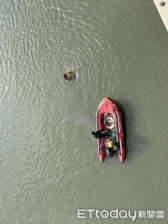 ▲▼     新北市男子墜下大漢橋，警消搜救中        。（圖／記者陳以昇攝）