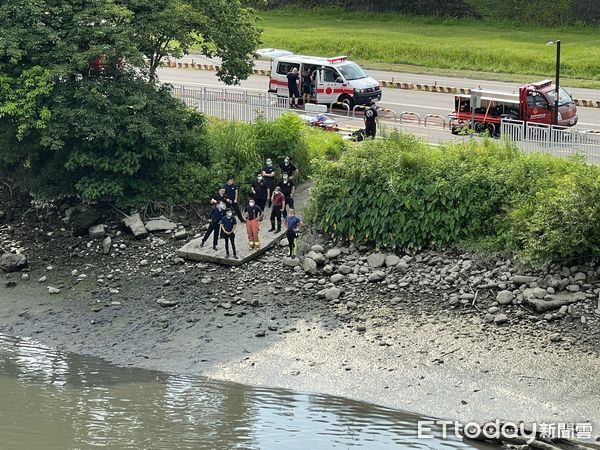 ▲▼     新北市男子墜下大漢橋，警消搜救中        。（圖／記者陳以昇攝）