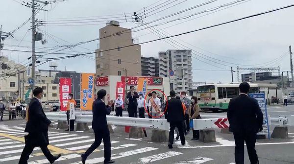 ▲▼安倍最後站台為他助選，奈良選區候選人佐藤啟連任成功。（圖／路透）