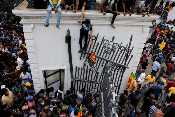 ▲▼斯里蘭卡總統逃亡後，示威者進入總統府內抗議。（圖／路透）
