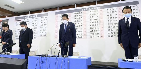 ▲▼日本參議院大選之夜，首相岸田文雄現身東京自民黨總部，並率領黨員為已故的安倍前首相默哀祈禱。（圖／路透）