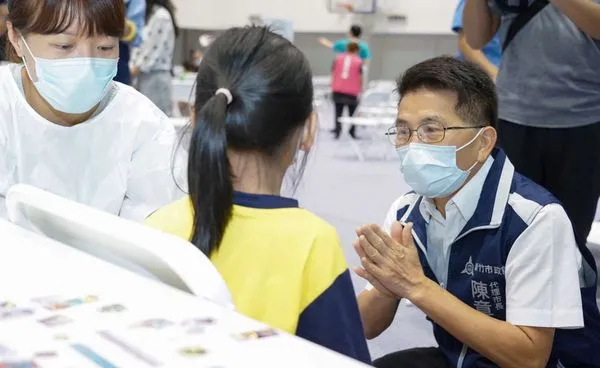 ▲新竹市代理市長陳章賢關心小朋友狀況。（圖／新竹市政府提供）