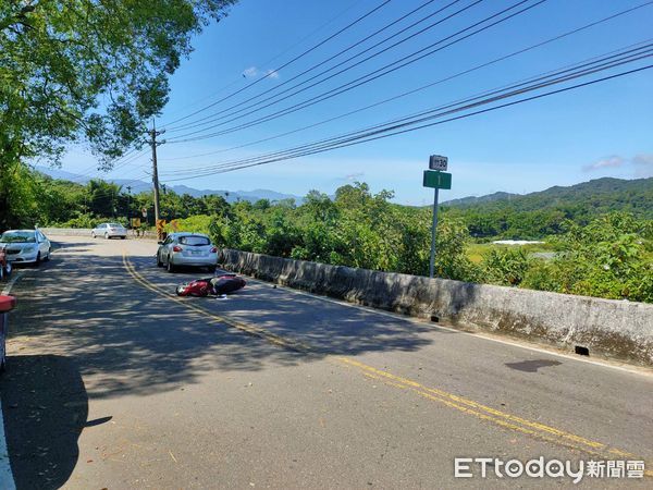 ▲▼劉姓阿婆飛落深約2層樓的駁坎下方後，幸有雜木護身，意識清楚被救起送醫。（圖／記者陳凱力翻攝）