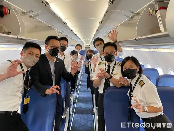 ▲由台灣虎航董事長陳漢銘(左二)領隊的接機團隊，於今日上午返抵國門，，右二為航務處協理林天助。（圖／台虎提供）