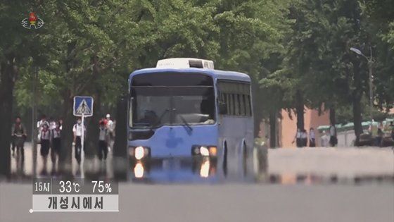 ▲▼北韓官媒報導出現的藍色公車，讓南韓民眾感到相當眼熟。（圖／翻攝自朝鮮中央電視台）